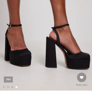 SÖKER!! - Hej! Jag söker efter dessa skor från NA-KD! Storlek 36! Skriv om du har dessa så diskuterar vi priset efter skicket på skorna!! 