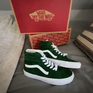 Höga vans! - Sjukt snygga vans! Helt i nyskick aldrig använda. Passar så fint nu till hösten. Nypris 1149