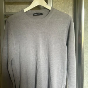 J Lindberg merino tröja - Jag säljer denna J Lindberg tröja, denna tröja är i merinoull och är i ett bra skick. Nypris runt 1500 kr