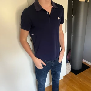 Moncler Piké - Säljer en rikigtt fett moncler Piké i storlek S riktigt bra skick. Nypris ca 3000kr vårat pris 799kr. Tveka inte att höra av dig om du är intresserad. Modellen är 180 och väger 63kg. 100% äkta. 