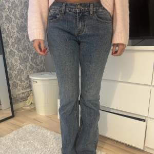 Säljer dessa supersnygga brielle 90s jeans från Brandy Melville då dem är för stora för mig och därför aldrig kommer till användning.