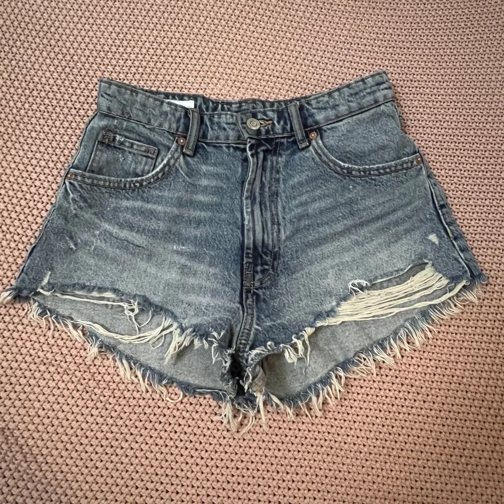 De är sitter lite hödmidjad💗. Shorts.