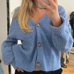 Stickad kofta - Skön kofta från zara. Passar xs/s. Går att styla på många sätt - öppen/stängd men även offshoulder.