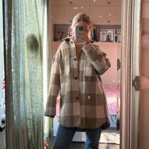 Autumn coat - 🌸Good condition 🌸Okay to wear even during winter if you put a sweater on 🌸Has pockets!!