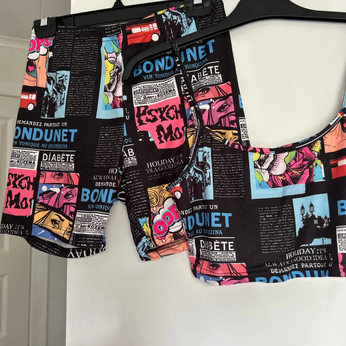 Färgglatt bikini-set med textmönster