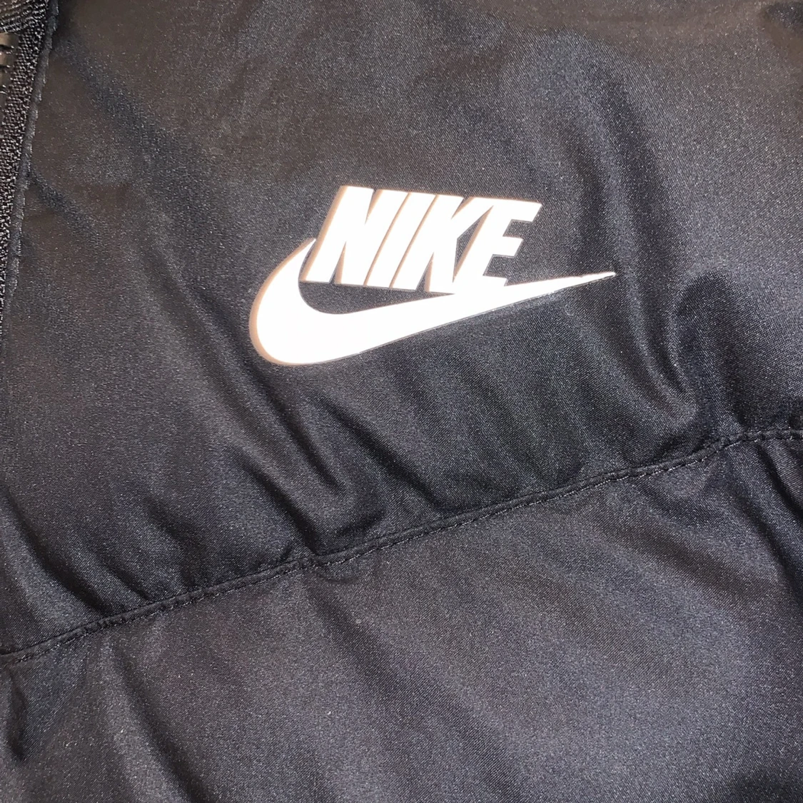 Svart pufferjacka från Nike