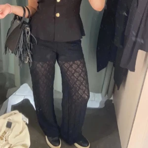 Spets byxor  - Spets byxor från vero Moda i storlek M. Knappt använda☺️