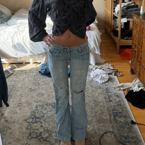 Lågmidjade jeans - Perfekta lågmidjade ljusblå jeans! Midjemått cirka 38cm tvärs över 