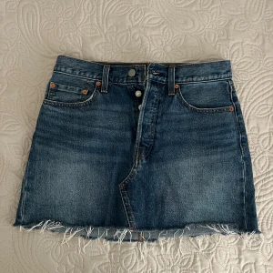 Levis kjol - Storlek 28, fint skick!
