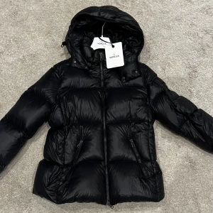 Moncler Fourmine - Cond: 8/10 Size: 4 Retail: 11,960:- Vårt pris: 6500:-  Köpt från monclers hemsida!! Kvitto finns!!