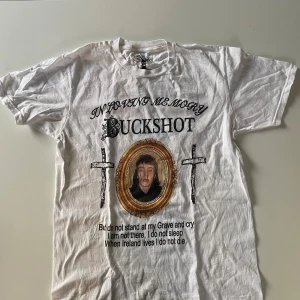 Buckshot Tisha - Buckshot T-shirt köpt på sematary konserten i Stockholm. Den är i bra skick och är knappt använd. Skicka dm för frågor