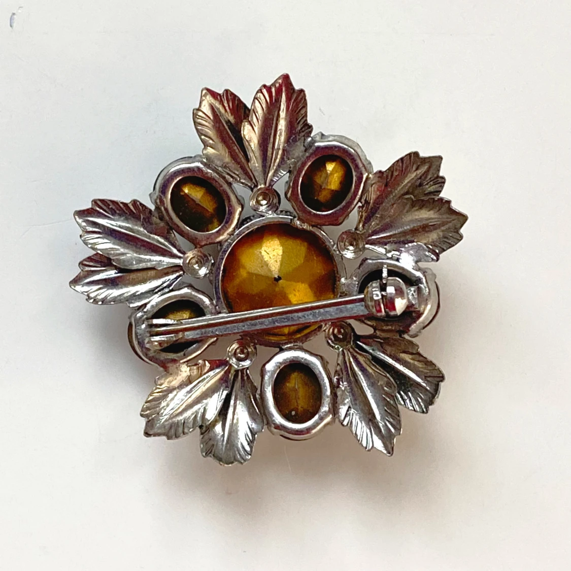 Vintage brosch med röda stenar och silverblad - 91