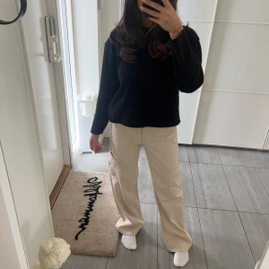 Cargo pants - Pull & Bear - Säljer mina skitsnygga pull and bear cargo byxor i beige. Kommer inte längre till användning och är i nyskick! Storlek XS men passar även någon med S. Superfina mid waist🩷🩷