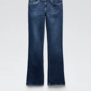 Zara bootcut jeans - Lågmidjade superfina marinblåa jeans från zara, slutsålda! Felfritt skick💖💖