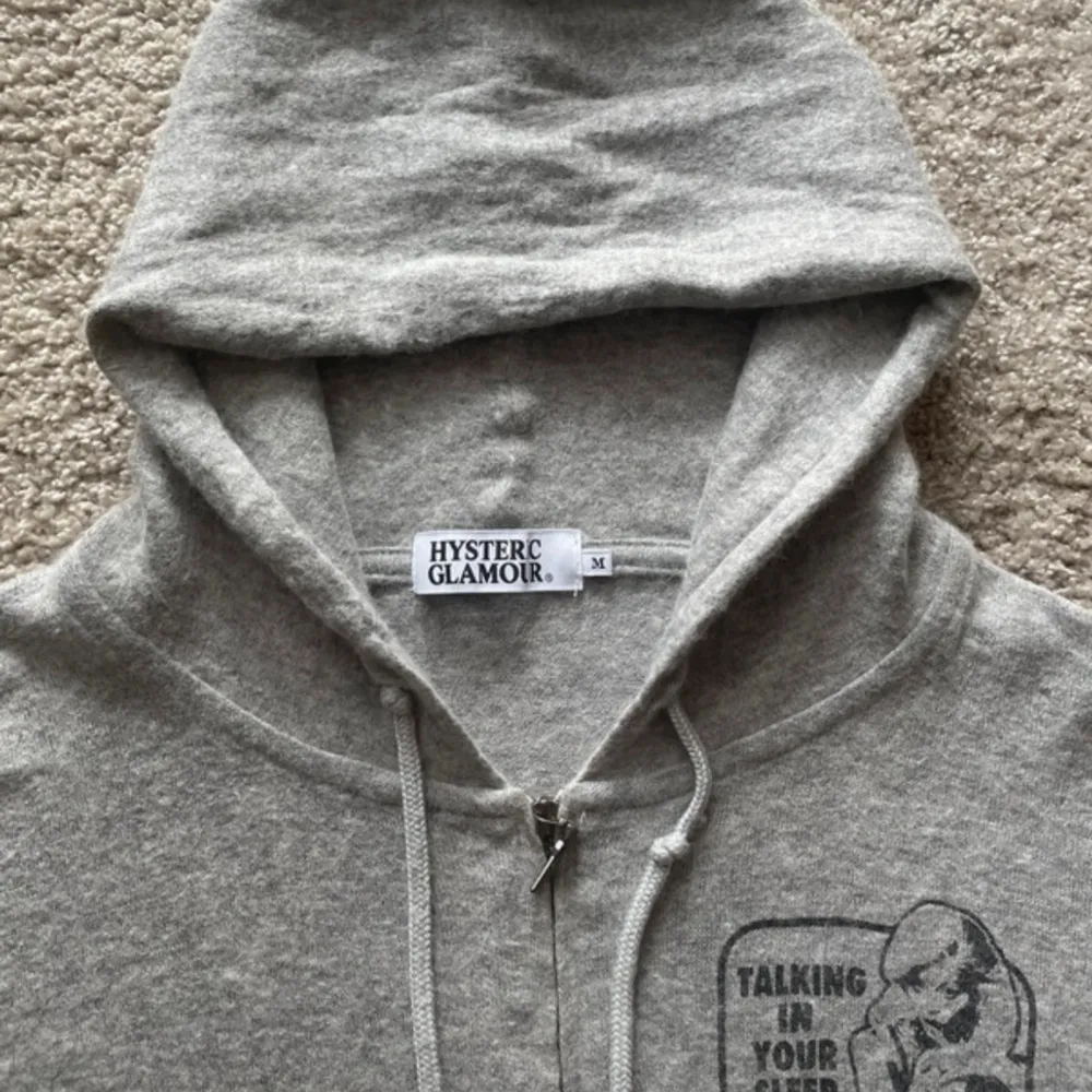 Sällsynt Hysteric Glamour kashmir hoodie (70% cashmere, 30 % okänt material) | Storlek M sitter som liten S, möjligtvis stor XS | Galet bra skick ~ 9,25/10 | Kille i bild är 178 cm, sitter perfekt utom i längden där den är lite för kort / Mvh. Hoodies.