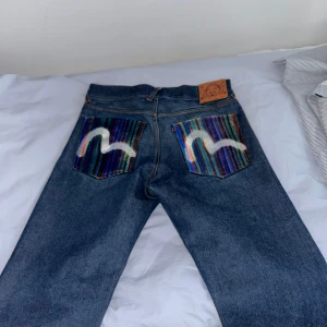 Evisuuu jeans!! - Fina Evisu jeans sitter perfa. Storlek 34. Säljer för det inte kom till användning