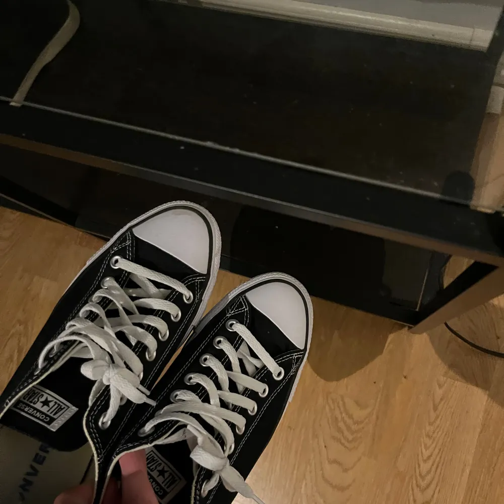 Säljer dessa as feta klassiska converse i storlek 43. Dom är helt nya endast använda 1 gång. Kartong finns och kvitto om du nu vill ha de.. Skor.