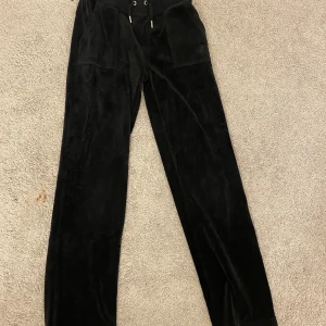 Juicy byxor  - Ett par juicy couture byxor i jättefint skick! Säljer då de inte kommer till användning längre💞💞