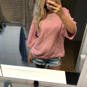 Stickad tröja  - En jättefin stickad tröja från lager 157. I en jätte fin rosa färg. Säljer för att den inte har kommit till användning alls. Den är alltså endast testad så den är i ett nyskick. Skriv om ni vill ha fler bilder💓