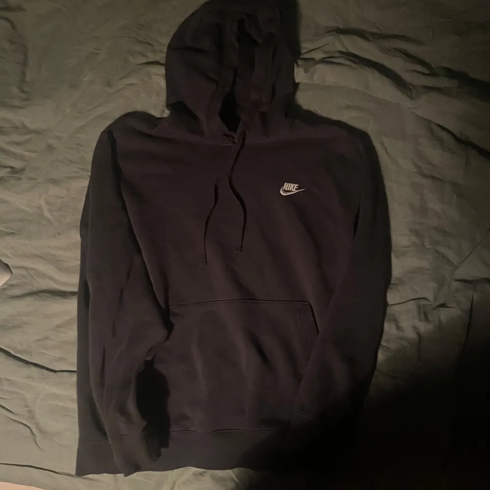 Bra skick. Knappt använd. bra basic svart Nike hoodie, går matcha med nästan allt. Hoodies.