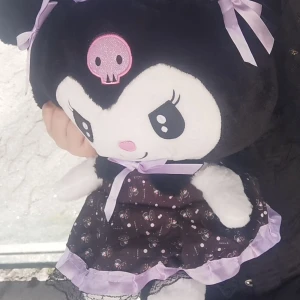 Stort kuromi gosedjur, nyköpt och större än mitt huvud - I bra skick eftersom den är nyligen köpt. Börjar sälja från 500 men har inget emot att diskutera sänkt pris, köptes ny för lite mer än en femhundring 