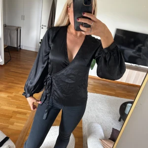 Svart blus i satin  - Knappt använd, från märket object 🖤