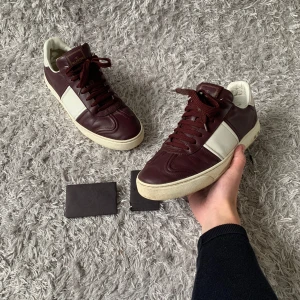 Valentino | Flycrew - Säljer dessa par vinröda Flycrews! | Finns några tecken på användning som crease och något drag i lädret men syns ej och alla nitar är kvar finns lite häldrag också! | Storlek 41 men passar 42. | Ställ gärna frågor!