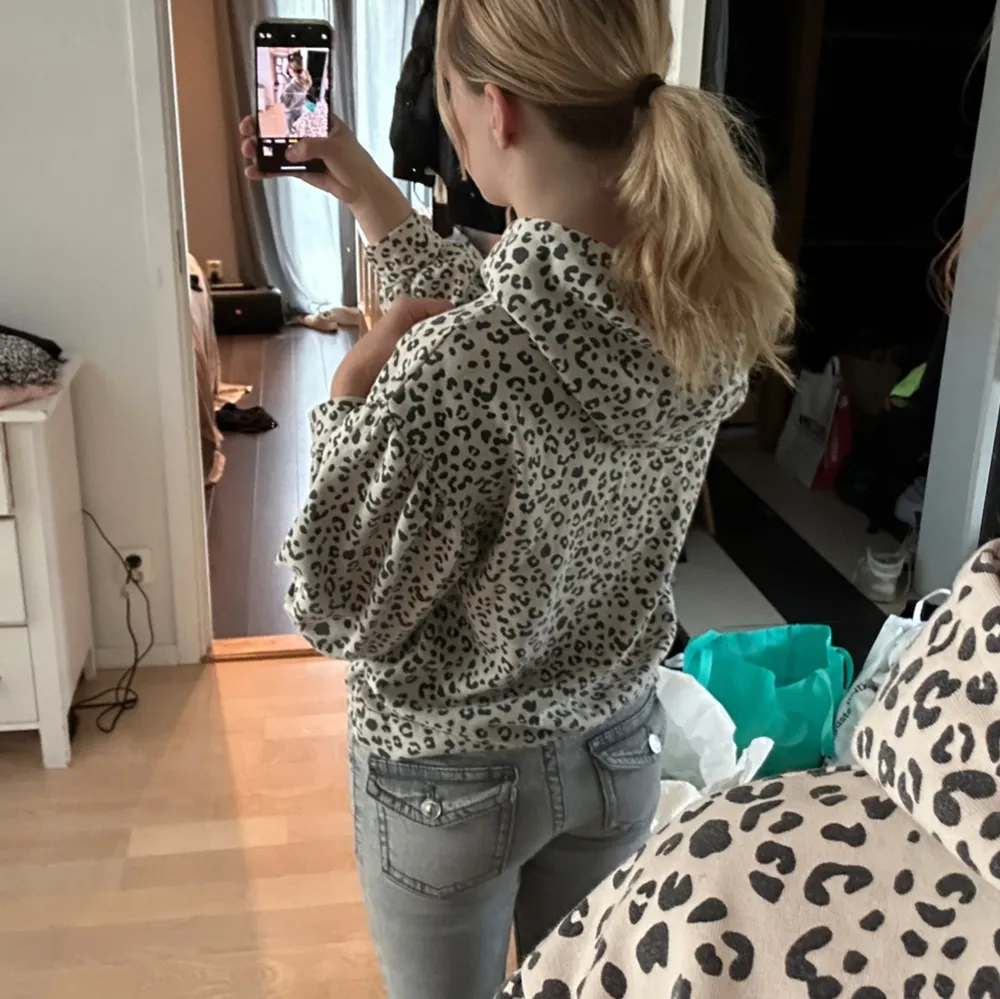 Trendig Leopard mönstrad hoodie. Storlek s,   Väll änvänd.. Hoodies.