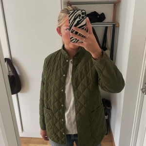 Grön quiltad jacka - Jättefin jacka från Indiska i stel S. Passar perfekt till tidig höst eller vår.  Använd ett fåtal gånger, i princip som ny. Nypris 599kr.