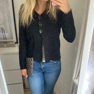 Svart kofta  - Jättefin svart kofta med stora knappar som passar perfekt till vardags eller fest! Knappt använd! Tryck gärna ”köp nu”😇