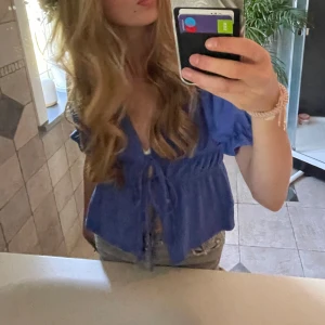 Blå topp - Säljer denna snygga topp från Gina, använt 2 gånger och är som ny! 