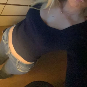 Stickad tröja - Säljer denna marinblå tröjan från Gina då den inte kommit till användning 