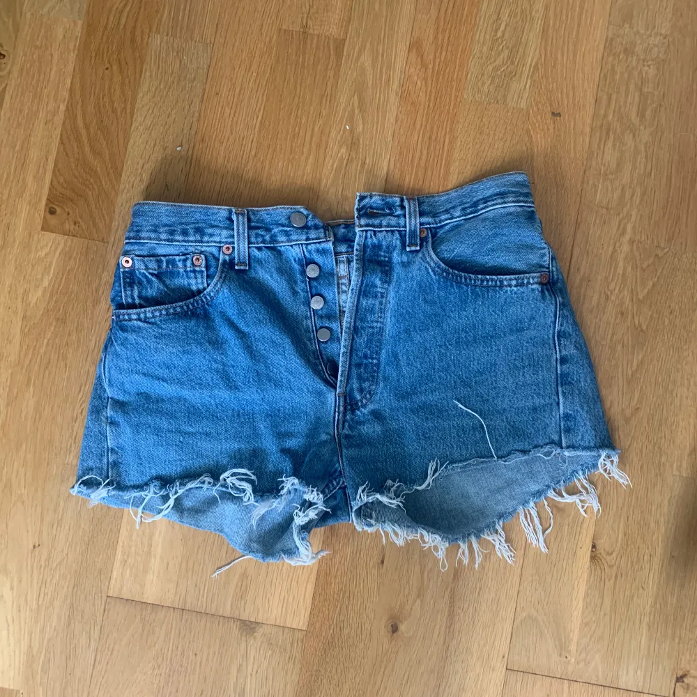 Ett par supersnygga vintage 501’ jeansshorts från Levis’! Superbra skick, inga defekter och knappt använda. Jag säljer de för att jag tyvärr växt ur de:(  . Shorts.