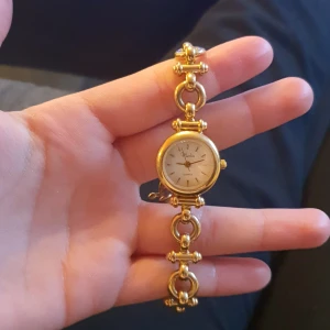 Klocka - en liten guldig klocka vet inte orginalpris eller hur mycket den kostade som orginal. säljes pga andvänder inte. SKRIV HIR MYCKET NI HADDE KUNNAT KÖPA DEN FÖR