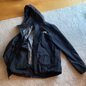 The North face jacka - Jacka från the north face. Använd ungefär 5 gånger. Säljer för att jag inte behöver den längre. Kan förhandla pris vid snabb affär