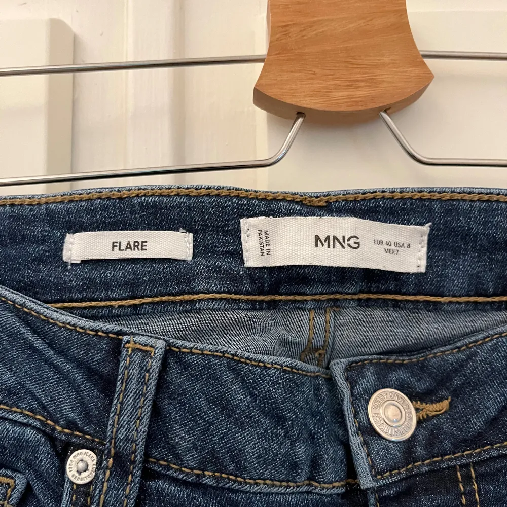 Utsvängda jeans ifrån mango i storlek 40. Super bekväma och bra skick, endast använda ett fåtal gånger. 🌸. Jeans & Byxor.