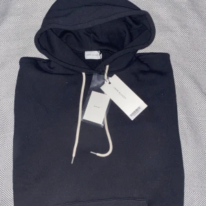 John Elliot Hoodie | Svart - Tja, vi säljer denna stilrena Hoodie från Märket John Elliot, nypris ligger på 2 900:- tröjan är i  nyskick. Tveka ej kontakta oss vid frågor eller funderingar🙌😄