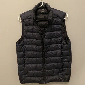 Uniqlo väst - Säljer denna uniqlo väst. Bra skick förutom litet hål i ena fickan. Passar xs 