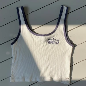 Linne - Tank top med broderad text. Använd, mycket bra skick 