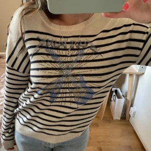 Zadig&volatrie tröja!! - Säljer denna as snygga Zadig&voltarie tröjan som är helt oanvänd. Säljs inte längre och är väldigt svår att få tag i. Lånade bilder!! Nypris runt 1600kr, perfekt till hösten!🍂🩷🙏🏽