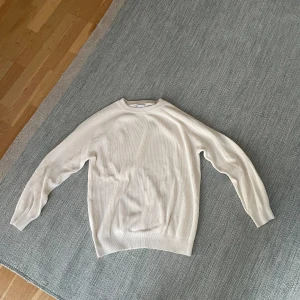 Vit stickad tröja  - Bra skick 8/10. Kan diskutera pris vid snabb affär 
