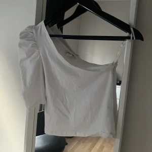 Topp  - Fin topp från monki som är off shoulder på ena sidan