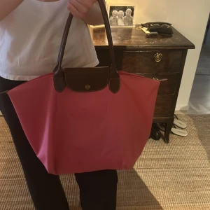 Longchamp väska - Så fin väska. Några fläckar(se på bilden)men går säkert att tvätta bort. Nypris ca 2000kr