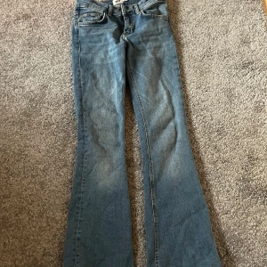 Low Waist botcut jeans  - Väldigt bra skick. Längden: short xs. Passar mig som är 158cm i längden.