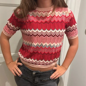 Snygg missoniliknande topp!! - Säljer denna as snygga missoniliknande topp som är perfekt i många tillfällen. Fina rosa färger!🩷 säljer för 300 pris kan diskuteras vid snabb affär☺️storlek M men skulle säga att den passar S-M
