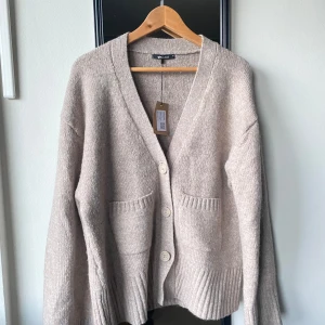 Trendig Kofta  - SLUTSÅLD STICKAD TRÖJA från Ginatricot Storlek XL Nypris: 399kr Ny skick Säljer därav fel storlek Skriv för frågor :) (Pris kan diskuteras)