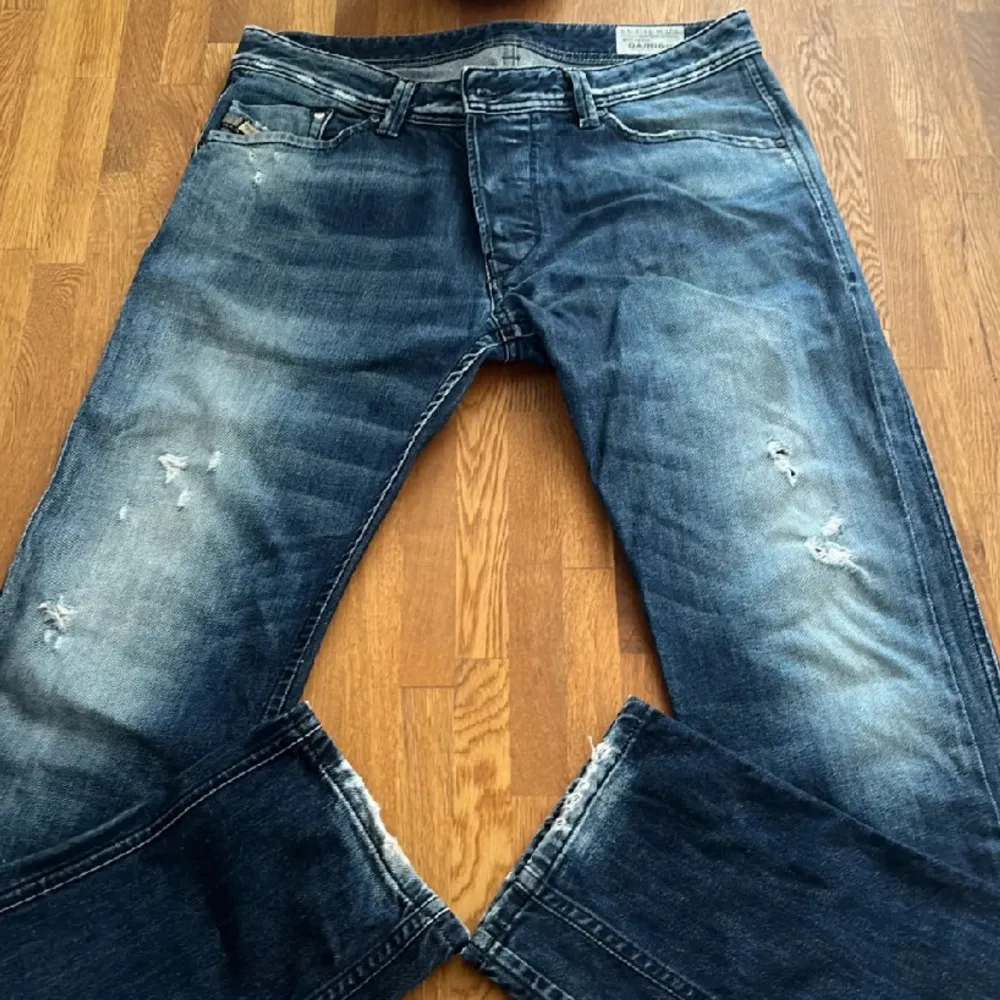 Tja! Säljer nu mina tvärfeta Diesel ”Darron” jeans med slitningar i storlek W31/L32. Jeansen är Regular Slim - Tapered fit och passar riktigt bra 🔥🤙🏼Har du någon fråga är det bara att skicka ett PM! Priset är inte hugget i sten 🙌🏼. Jeans & Byxor.