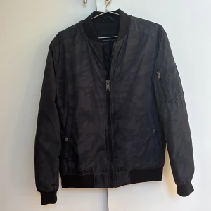 Bomberjacka camo - En fet helt oanvänd blå camo Zara bomberjacka i st M 165-175 cm för endast 599kr!  Nypris 1299kr 