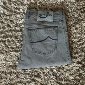 Jacob & Cohen Jeans - Säljer nu mina Jacob & Cohen Jeans, i utmärkt skick asså 10/10 skick.  Nypris runt 5000-6000 kr och säljer för 800. Pris kan diskuteras