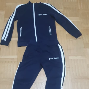 Palma angels tracksuit - Palma angels tracksuit,mörk blå , aldrig använt för den är för stor ,passar fint på vinter ,passar bådda M/L,kvitton kommer med i packetet 